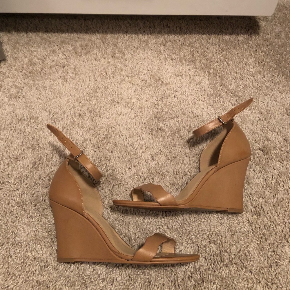 Chinese Laundry tan wedges